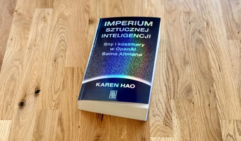Okładka książki „Imperium sztucznej inteligencji. Sny i koszmary w OpenAI Sama Altmana” autorstwa Karen Hao, wydanej przez Wydawnictwo Otwarte w serii Szczeliny.